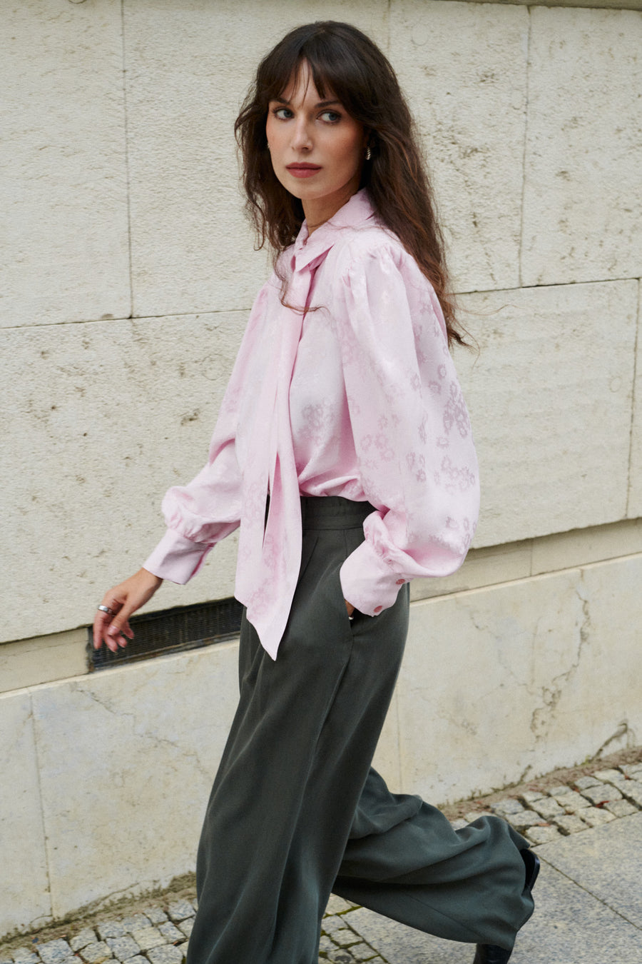 ?Modelka ma 178 cm wzrostu i prezentuje rozmiar XS? *koszula-z-wiskozy-12-38-soft-pink*