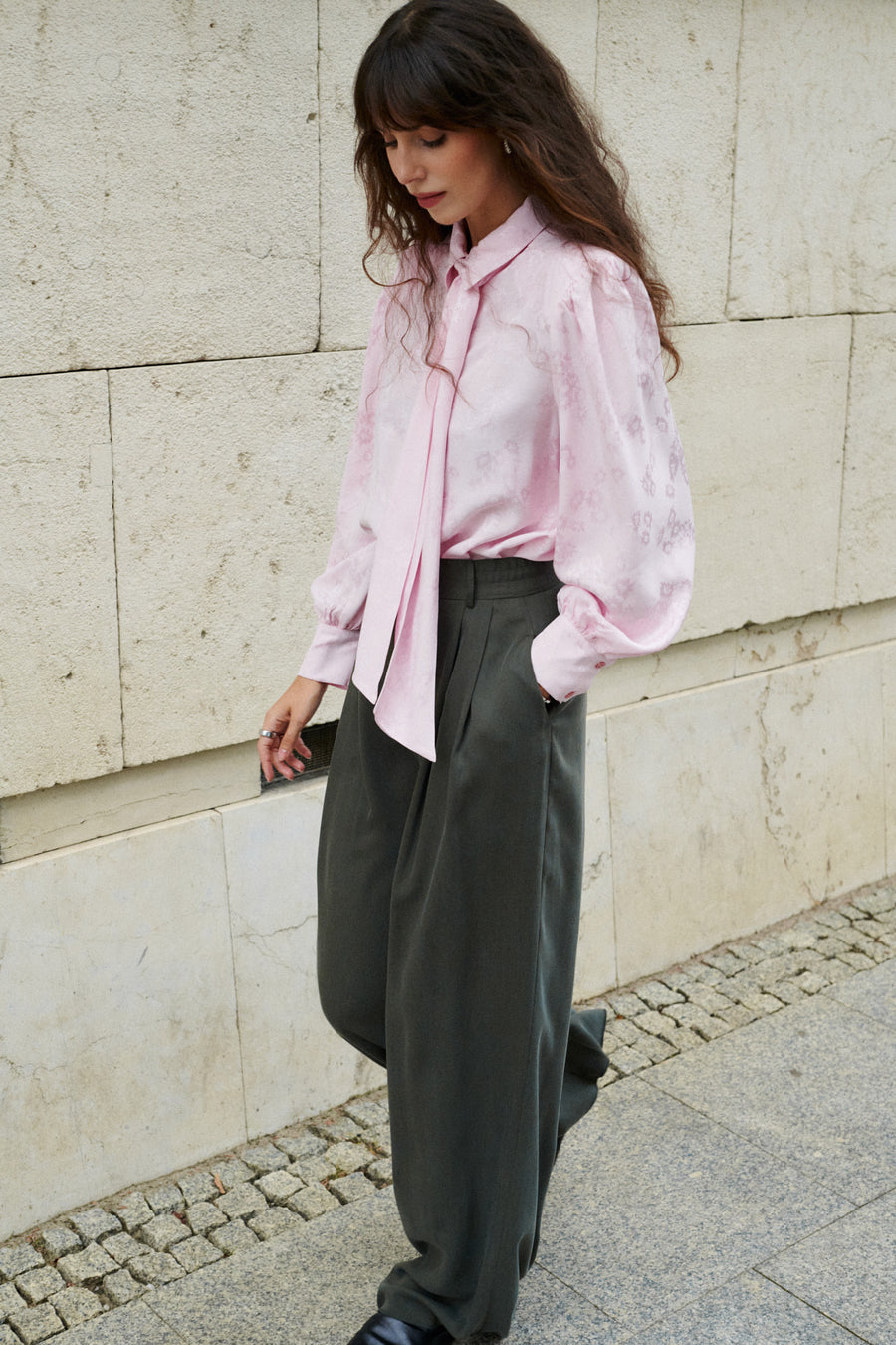?Modelka ma 178 cm wzrostu i prezentuje rozmiar XS? *koszula-z-wiskozy-12-38-soft-pink*