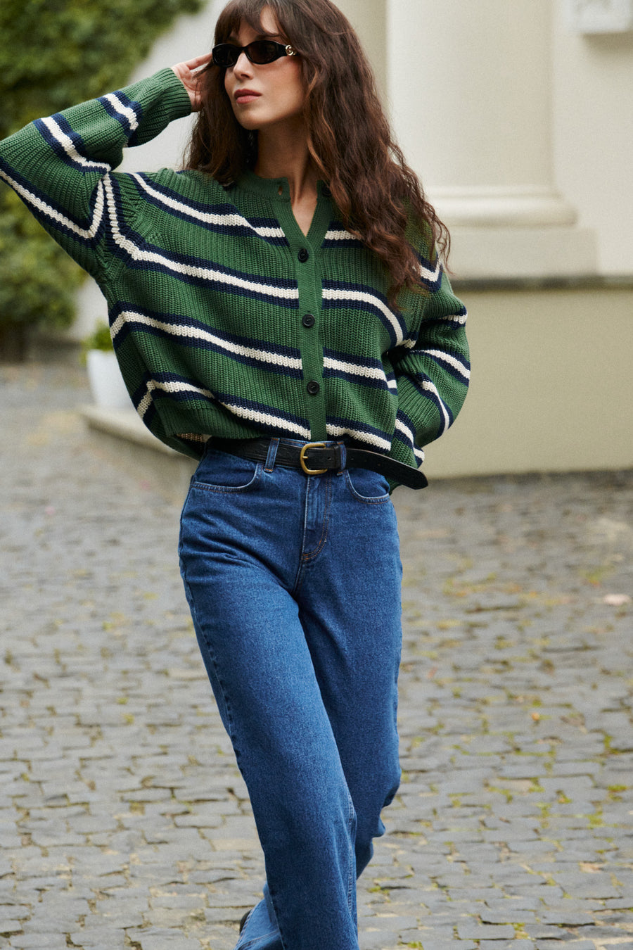
?Modelka ma 178 cm wzrostu i prezentuje rozmiar M/L? *spodnie-jeansowe-z-bawelny-z-recyklingu-05-18-medium-indigo*
