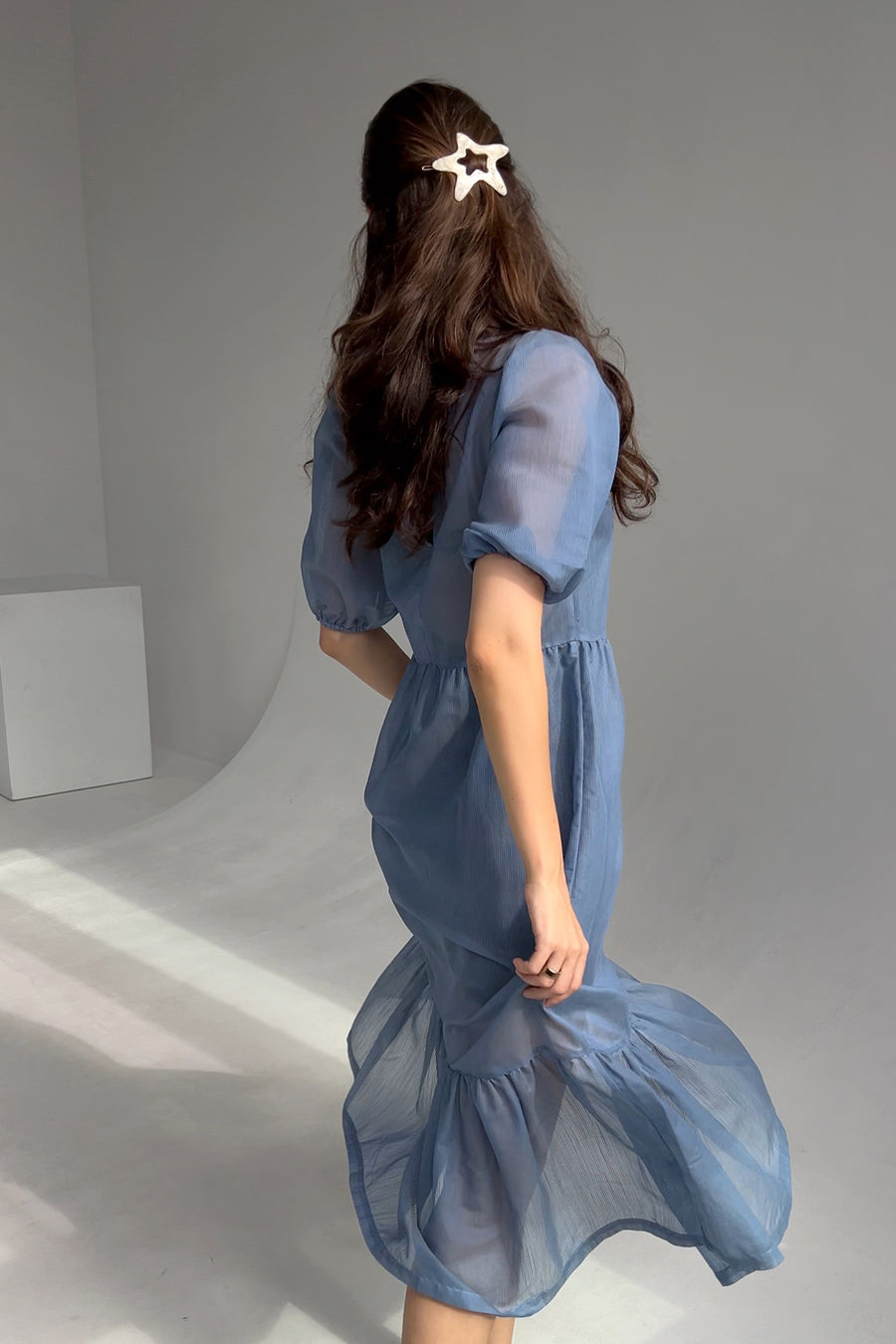 Sukienka z transparentnej wiskozy / 03 / 22 / ice blue ?Modelka ma 178 cm wzrostu i prezentuje rozmiar M/L?