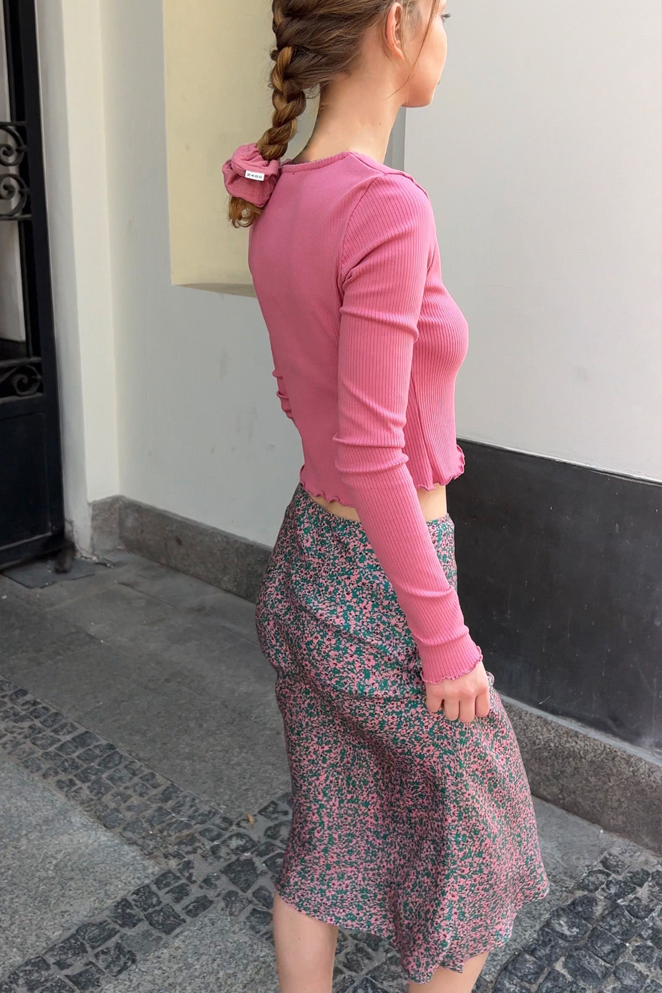 Spódnica z wiskozy / 07 / 05 / flower meadow *longsleeve-z-bawelny-organicznej-14-21-raspberry-pink* ?Modelka ma 165 cm wzrostu i nosi rozmiar XS?
