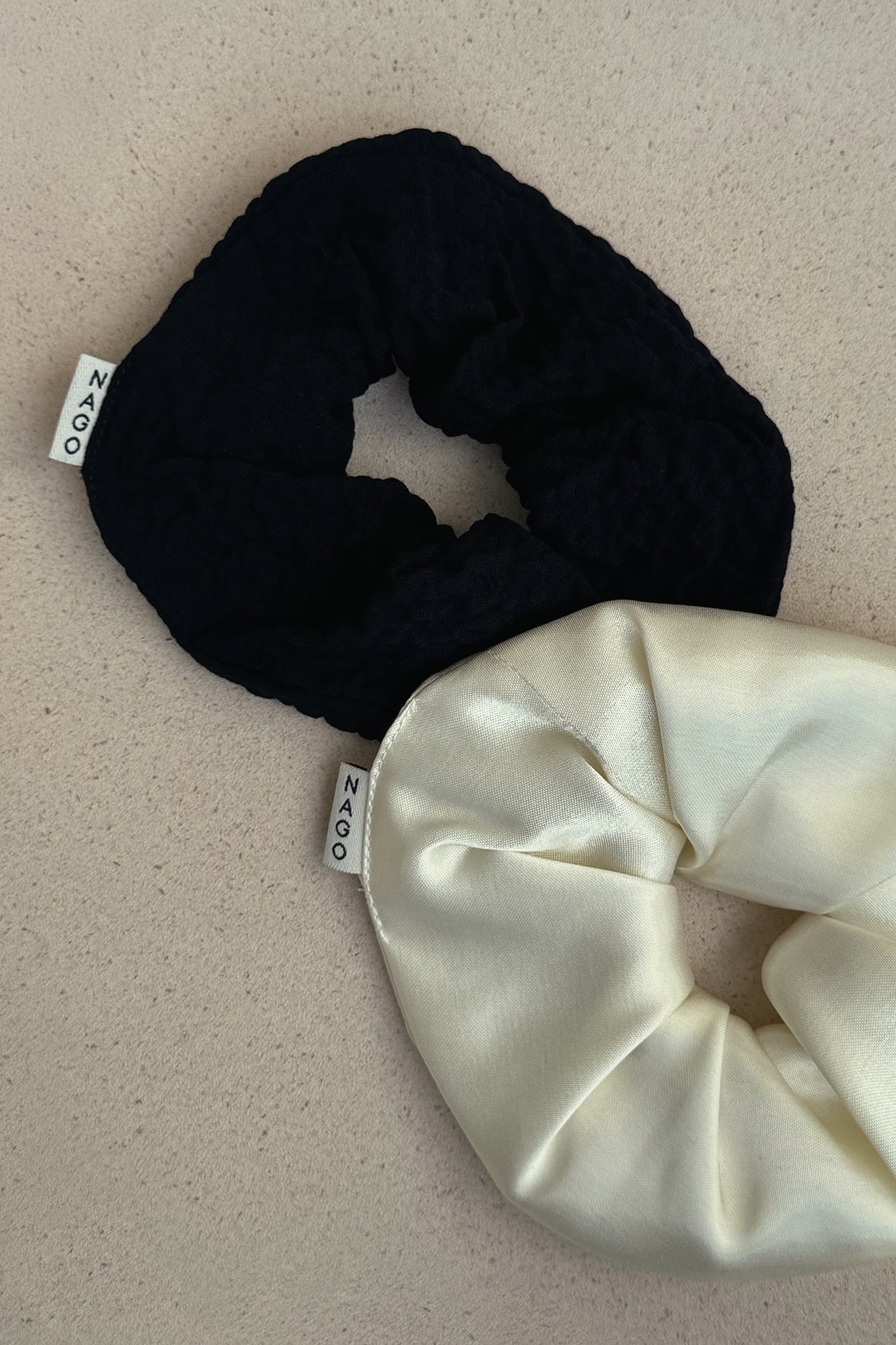Zestaw scrunchies / onyx & cream