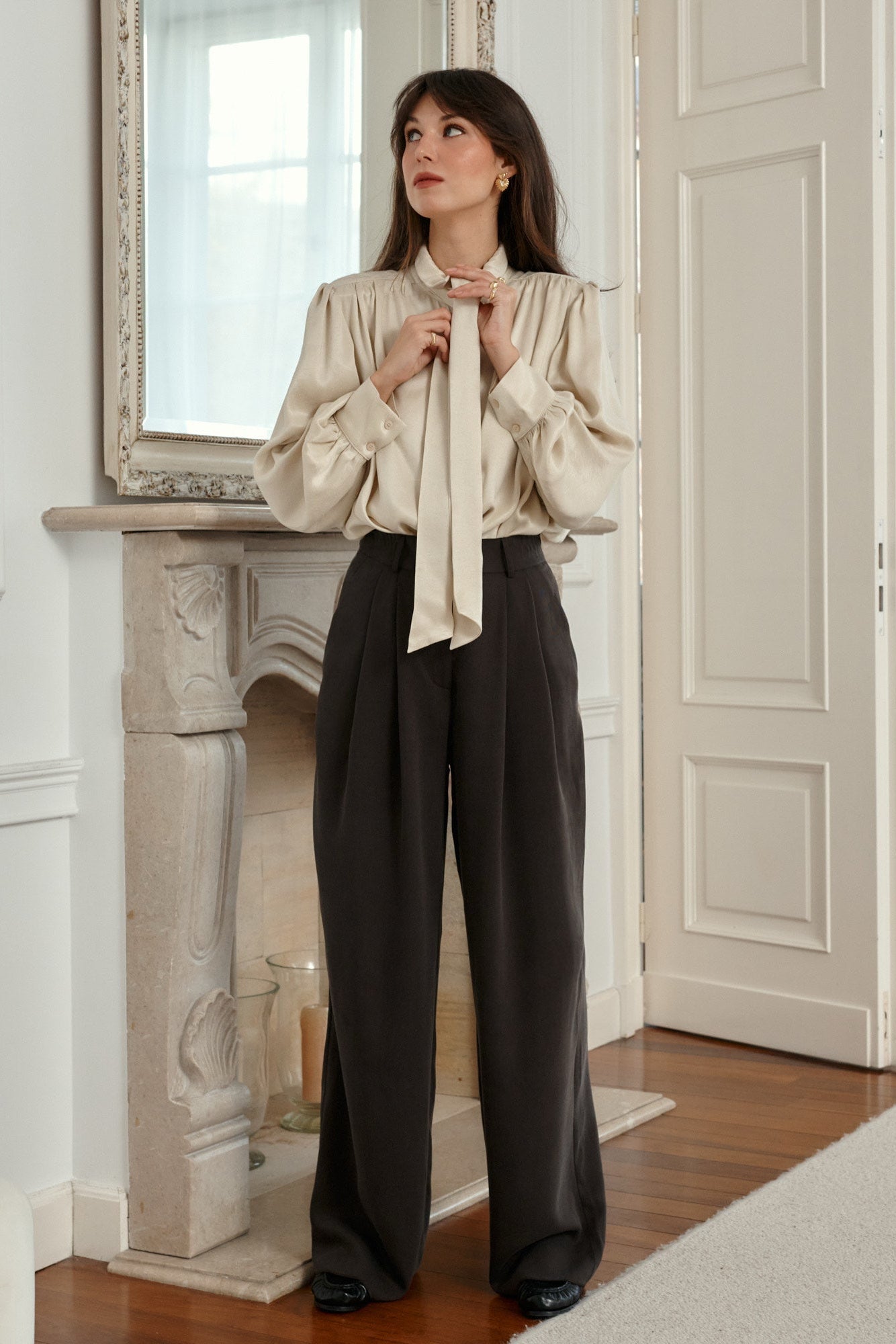 *spodnie-z-tencelu™-05-02-dark-wood*?Modelka ma 178cm wzrostu i prezentuje rozmiar M/L?