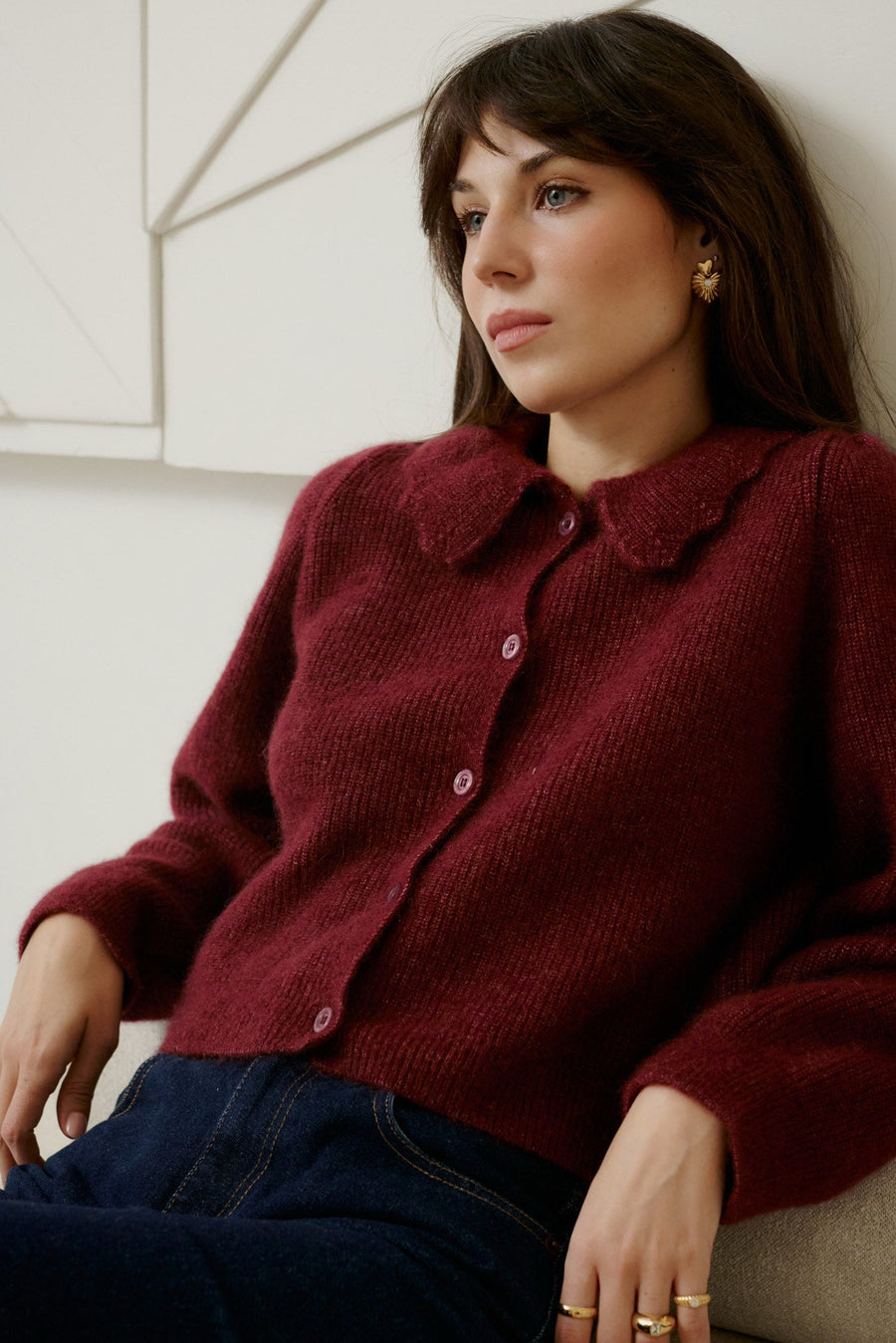 *spodnie-jeansowe-z-bawelny-z-recyklingu-05-22-dark-indigo*?Modelka ma 178cm wzrostu i prezentuje rozmiar XS/S?