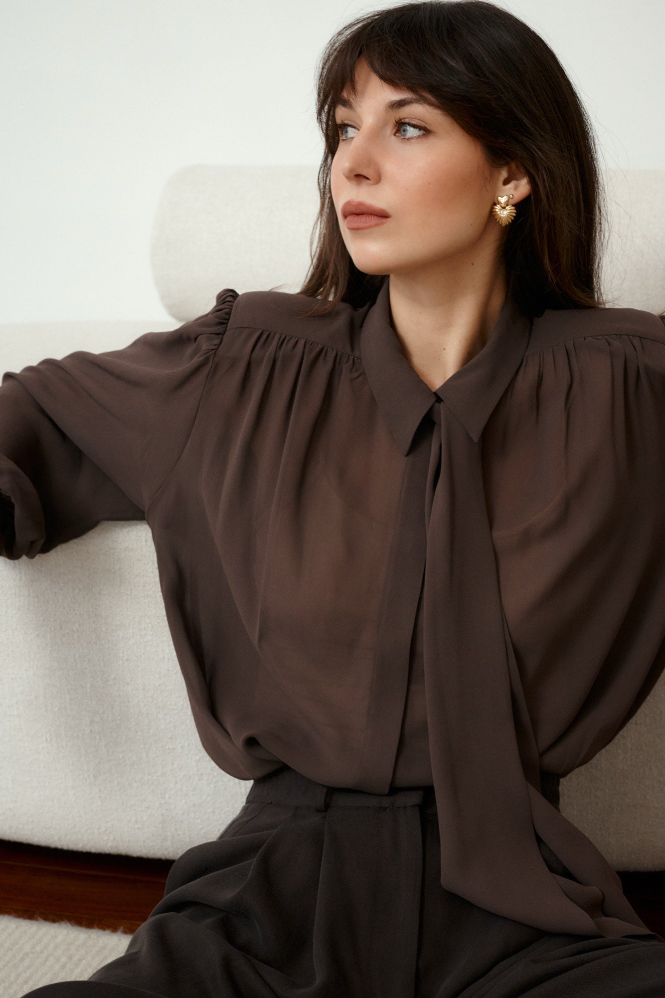 *spodnie-z-tencelu™-05-02-dark-wood*?Modelka ma 178cm wzrostu i prezentuje rozmiar M/L?