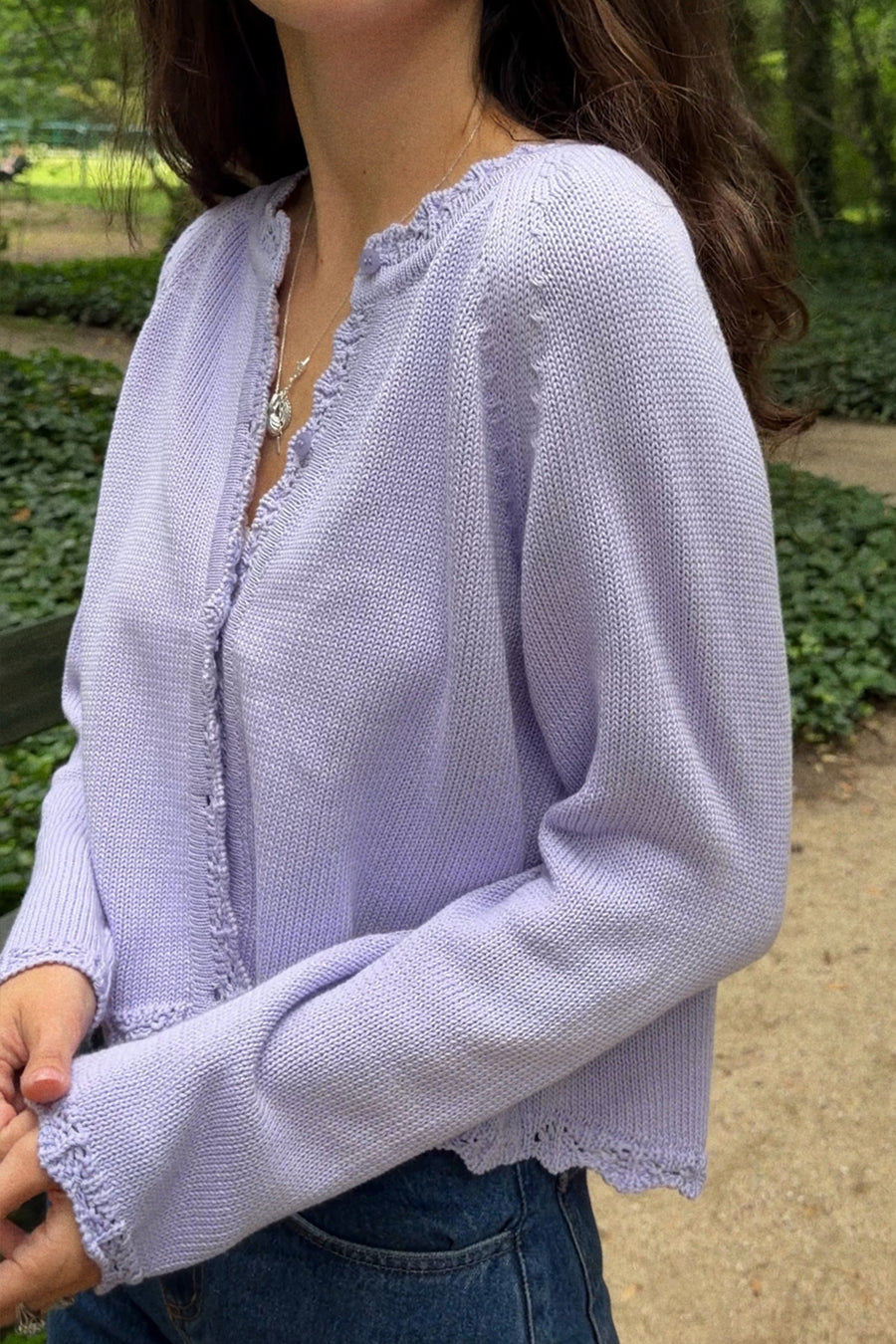 *spodnie-jeansowe-z-bawelny-z-recyklingu-05-18-medium-indigo* ?Modelka ma 178 cm wzrostu i prezentuje rozmiar XS/S?