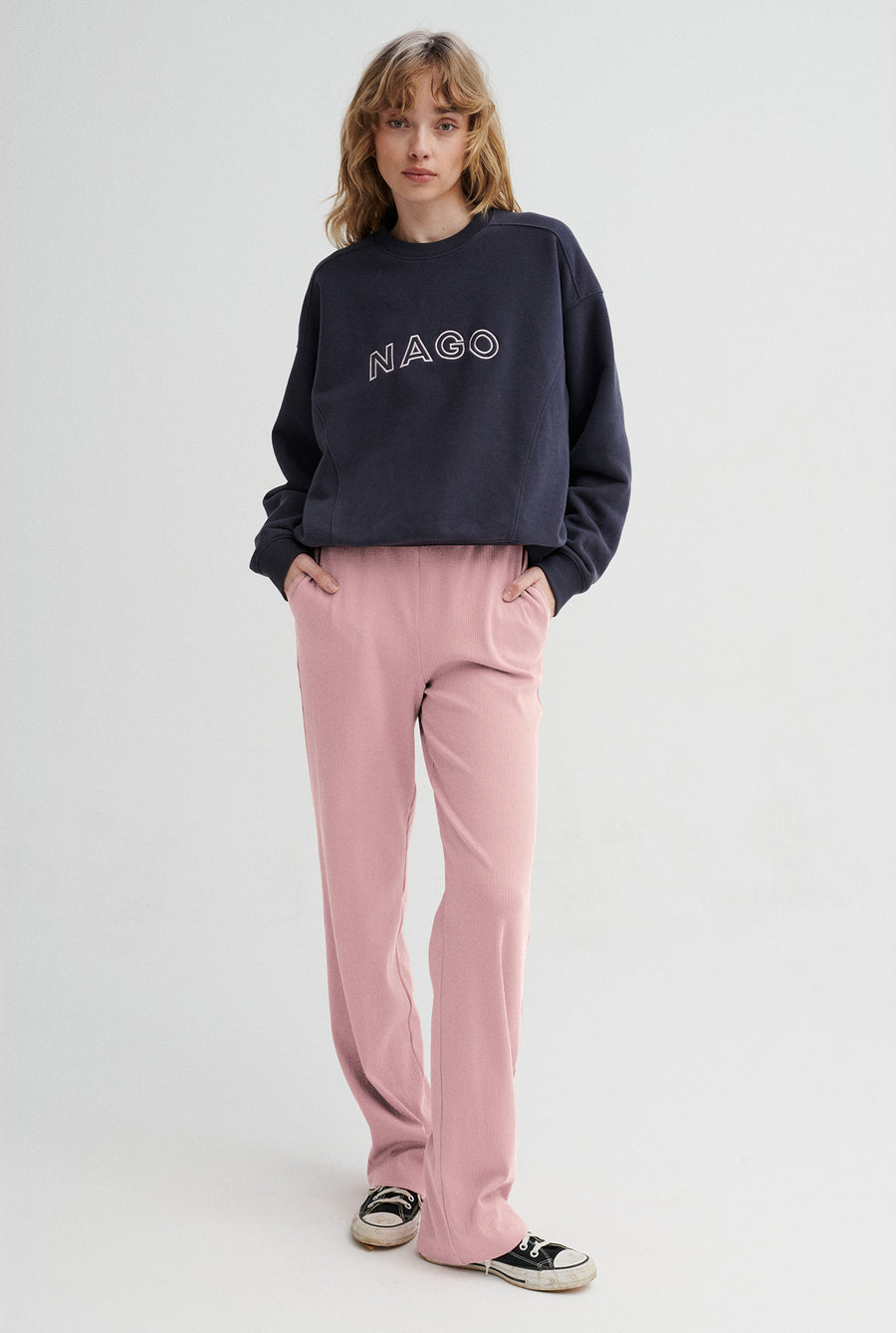 Spodnie z bawełny organicznej / 04 / 14 / peony pink *bluza-z-bawelny-organicznej-17-19-volcanic-sand* ?Modelka ma 179 cm wzrostu i prezentuje rozmiar XS?