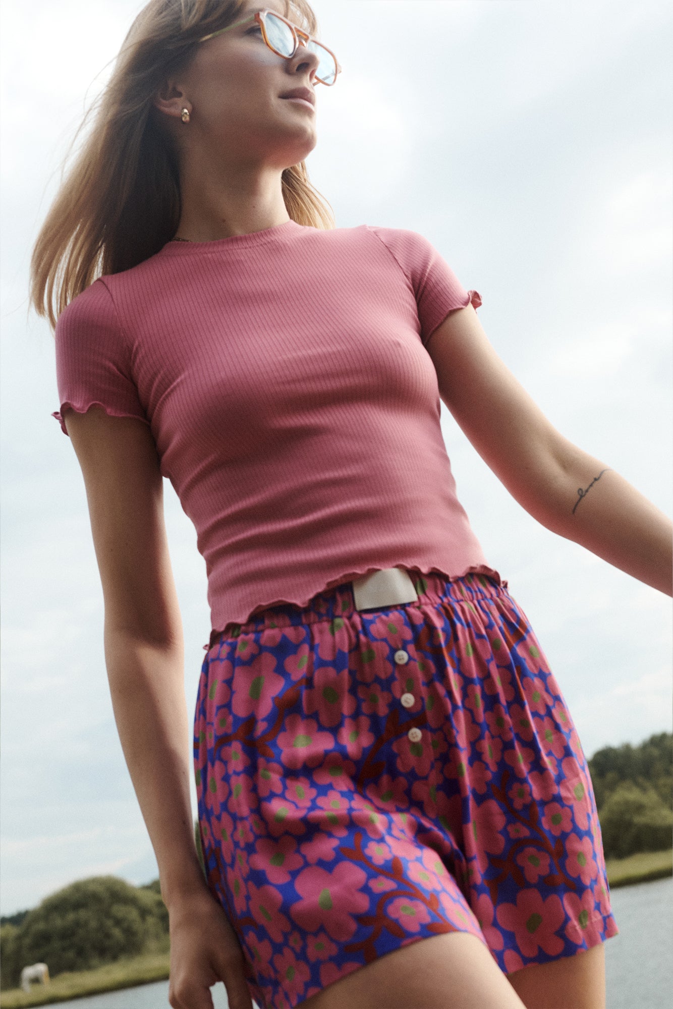 Szorty z wiskozy / 09 / 11 / dark meadow *t-shirt-z-bawelny-organicznej-13-25-raspberry-pink* ?Modelka ma 180 cm wzrostu i ma na sobie rozmiar XS/S?