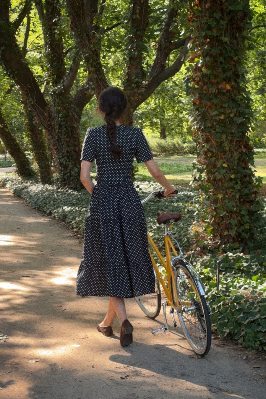 ?Modelka ma 178 cm wzrostu i prezentuje rozmiar XS/S? *koszula-z-bawelny-12-34-polka-dot*