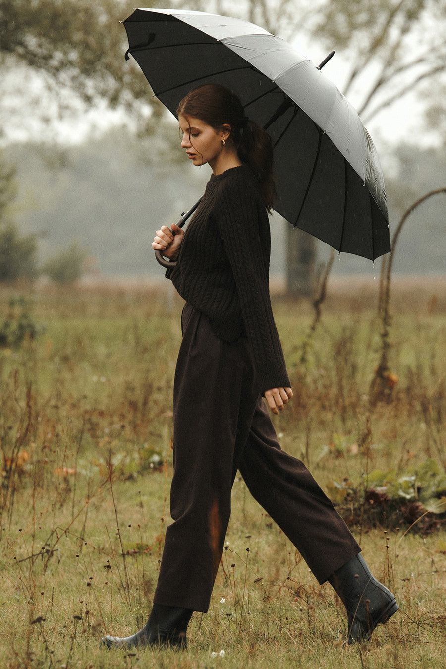 Spodnie z wełny / 05 / 23 / deep brown *sweter-z-welny-16-19-dark-wood*?Modelka ma 178cm wzrostu i prezentuje rozmiar S?