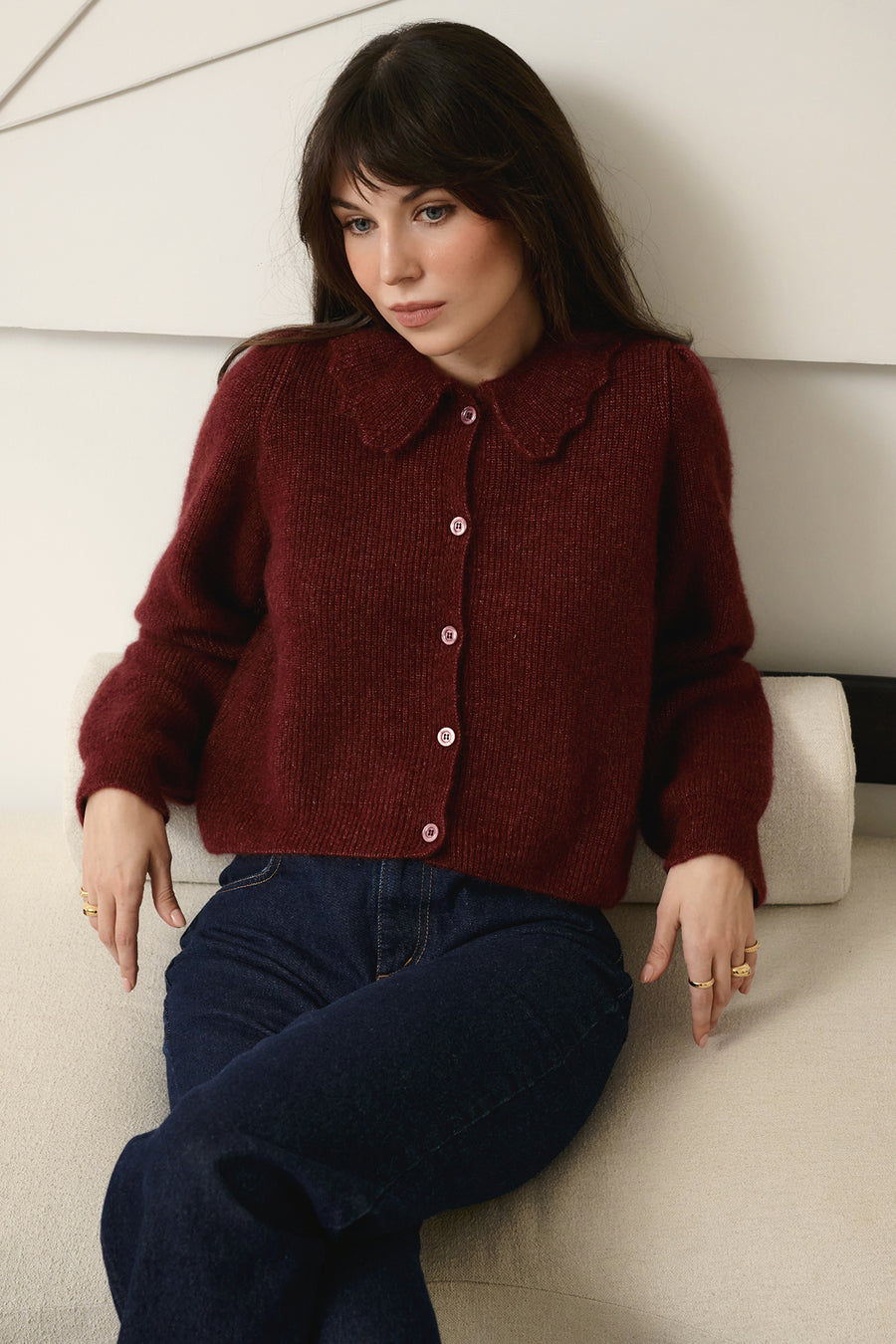 *spodnie-jeansowe-z-bawelny-z-recyklingu-05-22-dark-indigo*?Modelka ma 178cm wzrostu i prezentuje rozmiar XS/S?