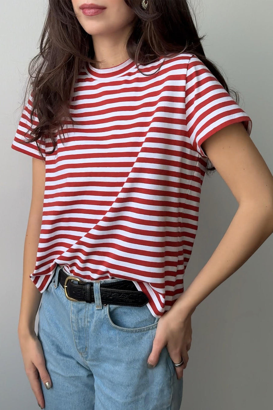 T-shirt z bawełny / 13 / 29 / brique stripes *spodnie-jeansowe-z-bawelny-z-recyklingu-05-18-light-indigo*?Modelka ma 178 cm wzrostu i prezentuje rozmiar S?