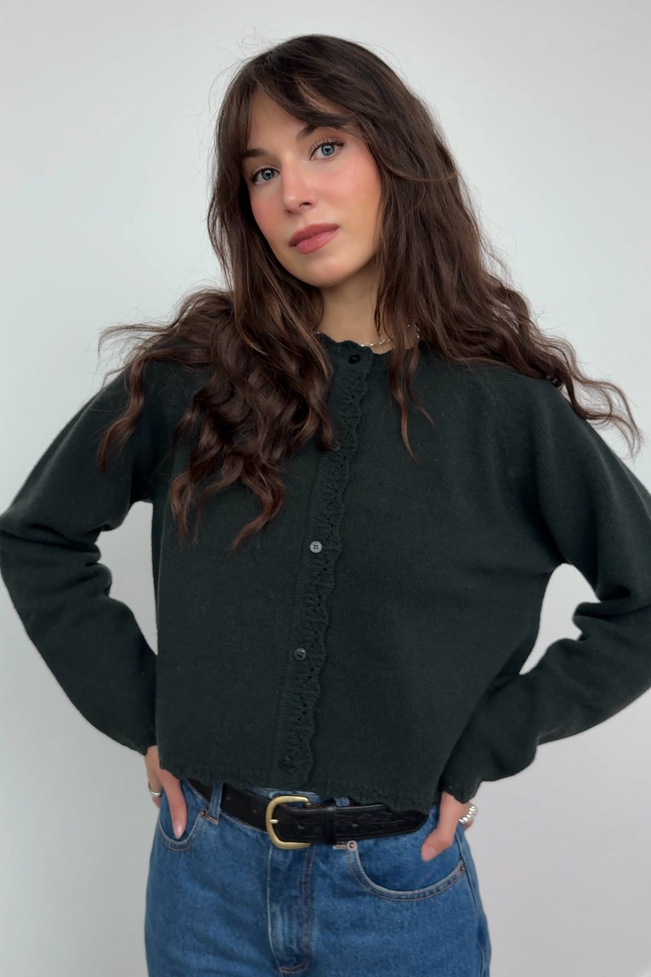 Kardigan z wełny / 16 / 15 / vintage green ?Modelka ma 178cm wzrostu i prezentuje rozmiar M/L?