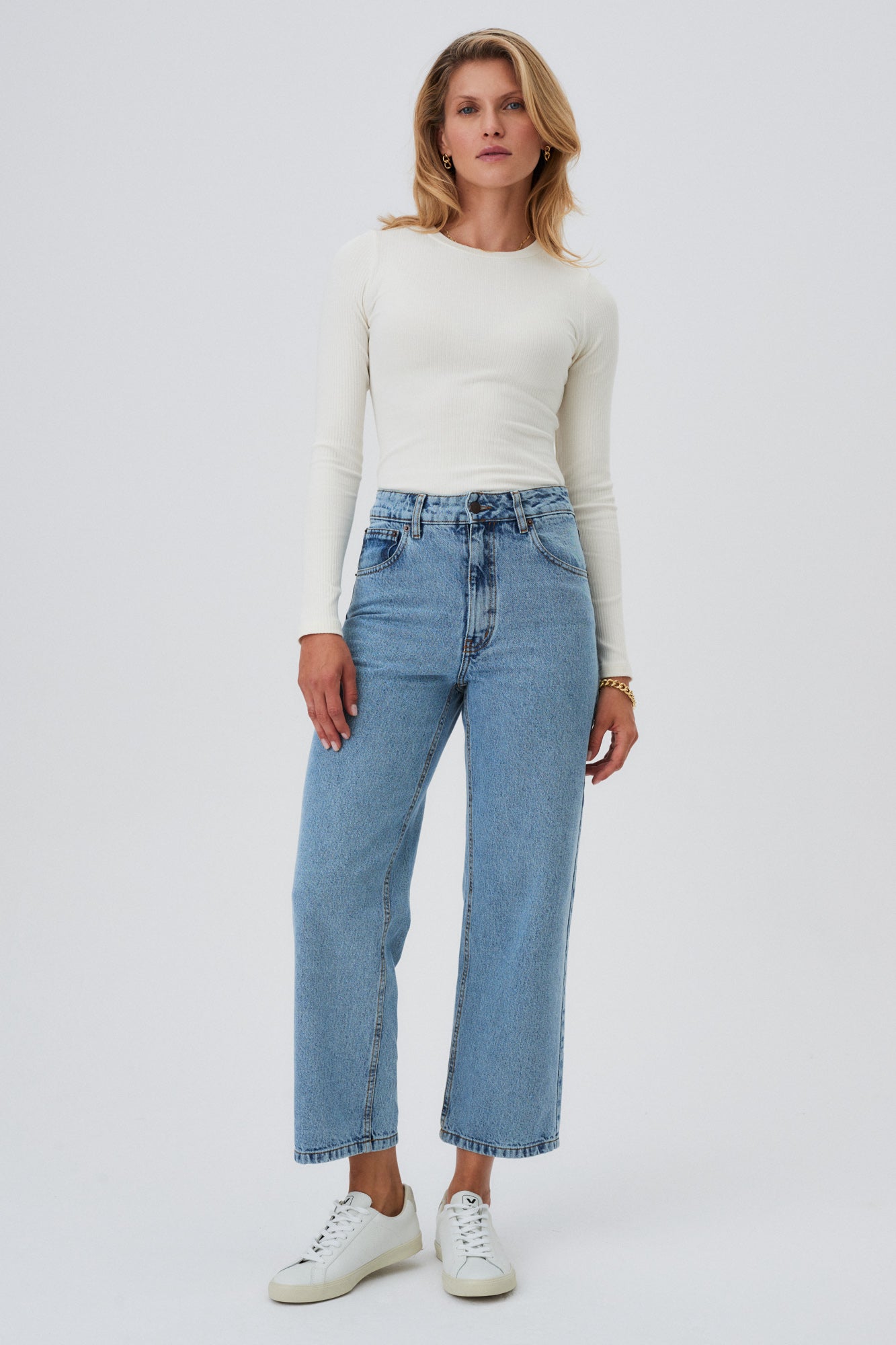 Longsleeve z bawełny organicznej / 14 / 01 / cream white *jeansy-z-bawelny-05-12-semi-indigo* ?Modelka ma 177cm wzrostu i nosi rozmiar S? |