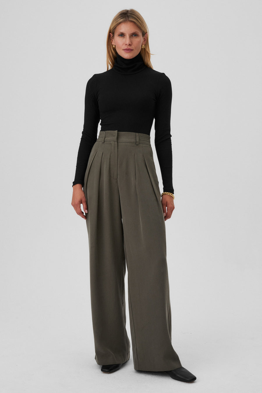 Spodnie z Tencelu™ / 05 / 02 / grey moss *body-z-bawelny-organicznej-01-01-onyx-black* ?Modelka ma 177cm wzrostu i nosi rozmiar S? |