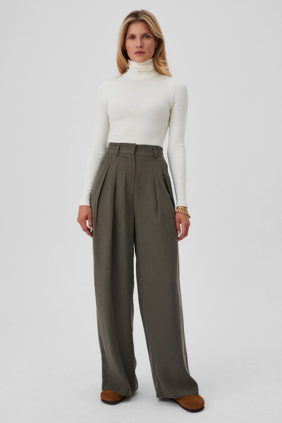 Spodnie z Tencelu™ / 05 / 02 / grey moss *body-z-bawelny-organicznej-01-01-cream-white* ?Modelka ma 177cm wzrostu i nosi rozmiar S? |