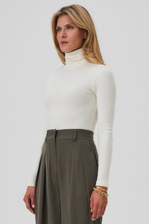 Body z bawełny organicznej / 01 / 01 / cream white *spodnie-05-02-grey-moss* ?Modelka ma 177cm wzrostu i nosi rozmiar S? |Body z bawełny organicznej / 01 / 01 / cream white *spodnie-z-tencelu-05-02-grey-moss* ?Modelka ma 177cm wzrostu i nosi rozmiar S? |