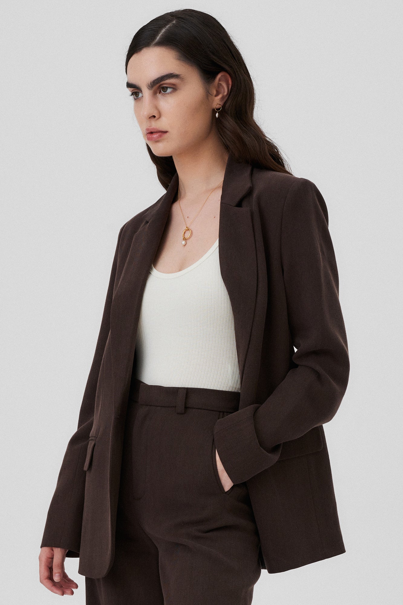 Marynarka z Tencelu / 18 / 04 / dark chocolate *body-z-bawelny-organicznej-01-10-cream-white,spodnie-z-tencelu-05-05-dark-chocolate* ?Modelka ma 172cm wzrostu i nosi rozmiar S? | 