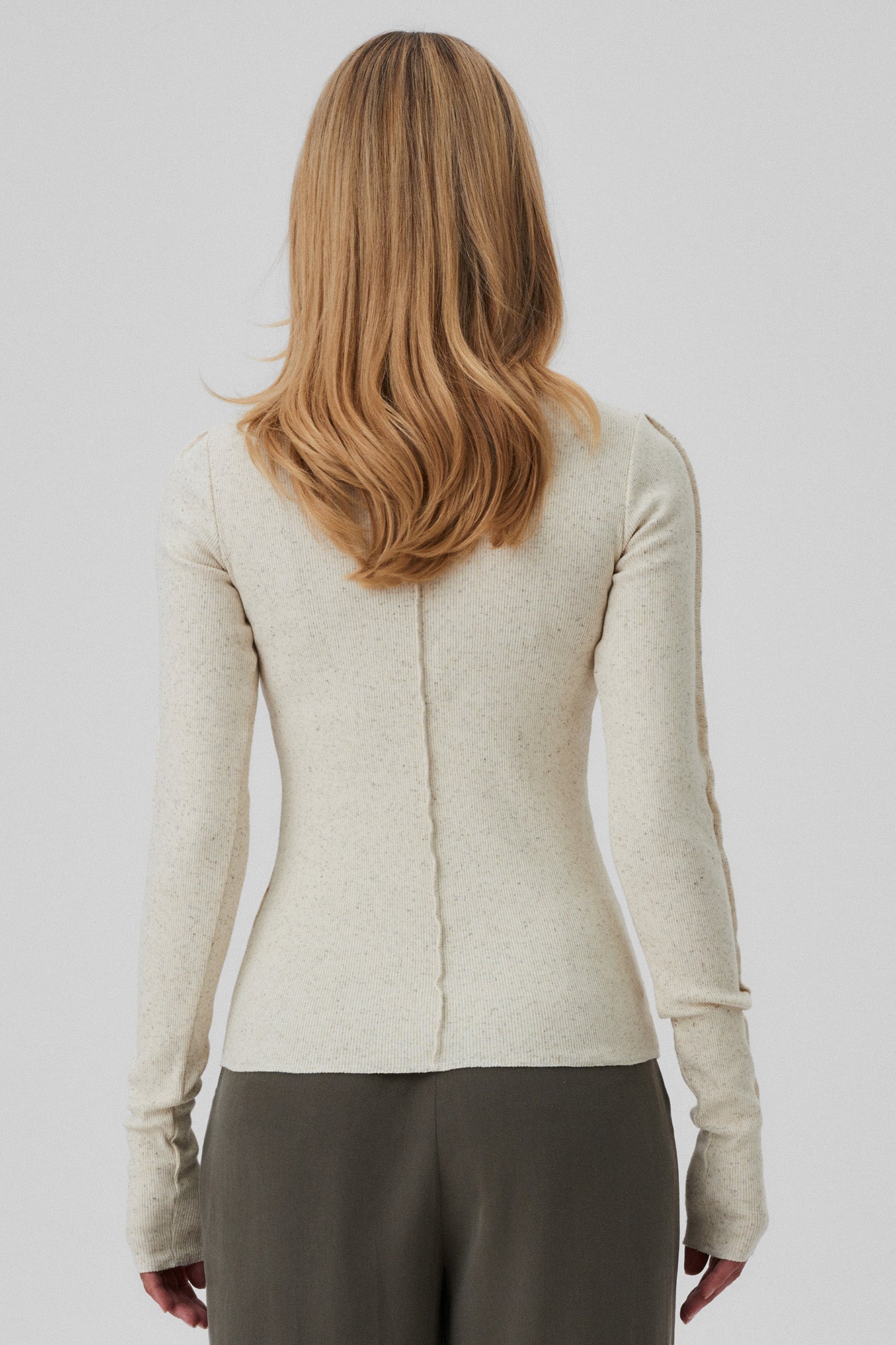 Longsleeve z bawełny organicznej i hempu / 14 / 02 / unbleached *spodnie-z-tencelu-05-02-grey-moss* ?Modelka ma 177cm wzrostu i nosi rozmiar S? |