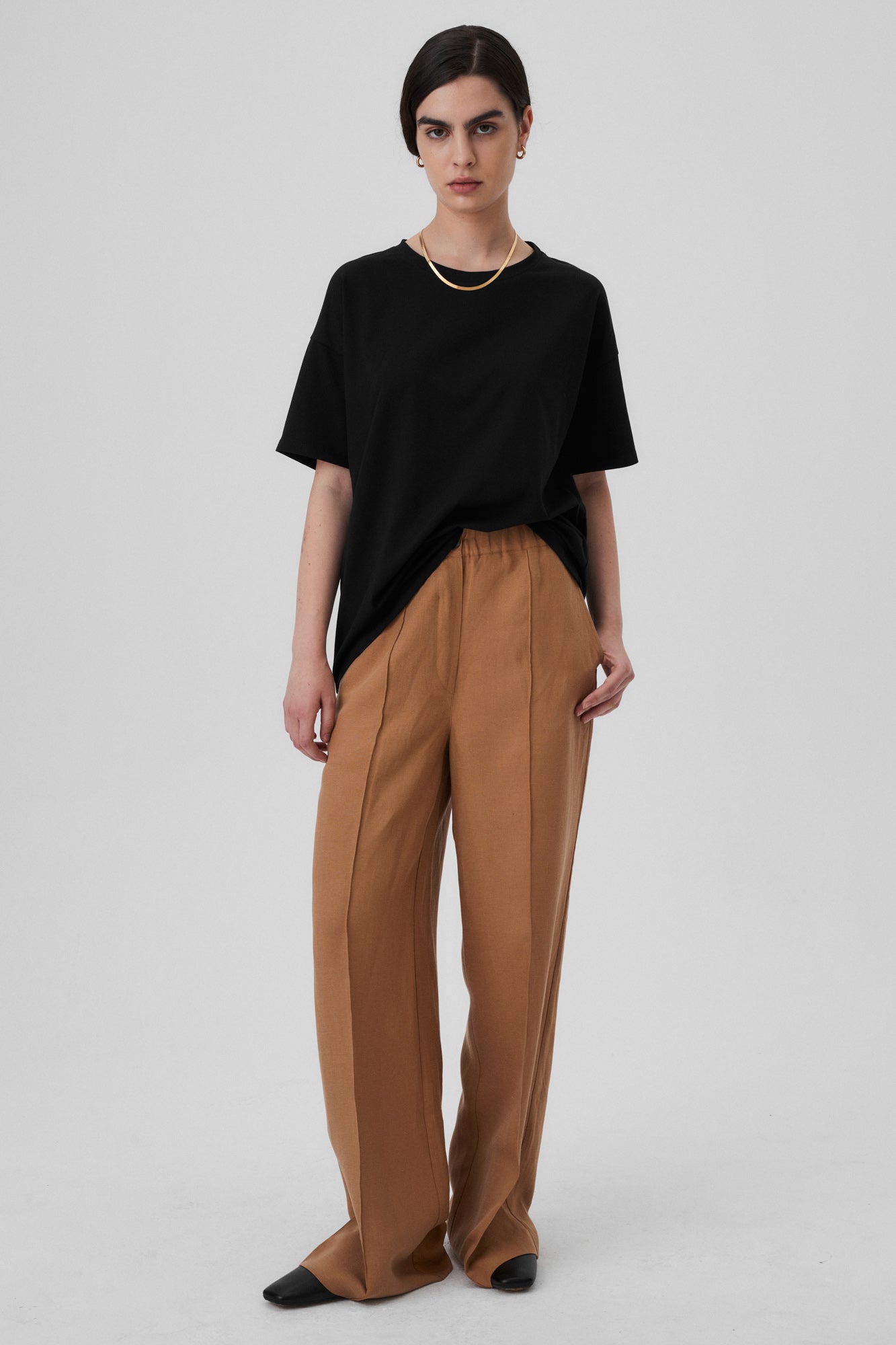 T-shirt z bawełny organicznej / 13 / 02 / onyx black *spodnie-z-tencelu-i-lnu-05-14-savanna* ?Modelka ma 172cm wzrostu i nosi rozmiar XS? |