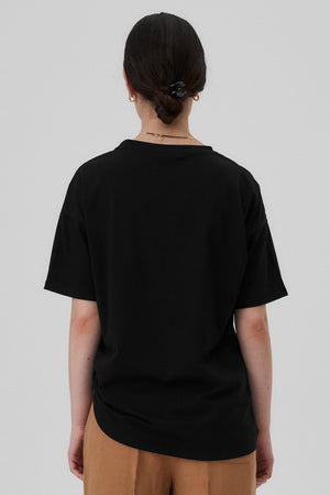 T-shirt z bawełny organicznej / 13 / 02 / onyx black *spodnie-z-tencelu-i-lnu-05-14-savanna* ?Modelka ma 172cm wzrostu i nosi rozmiar XS? |