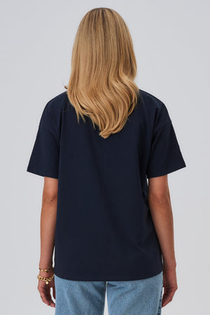 T-shirt z bawełny organicznej / 13 / 02 / night blue *spodnie-jeansowe-z-bawelna-z-recyklingu-05-12-light-indigo* ?Modelka ma 177cm wzrostu i nosi rozmiar XS? |