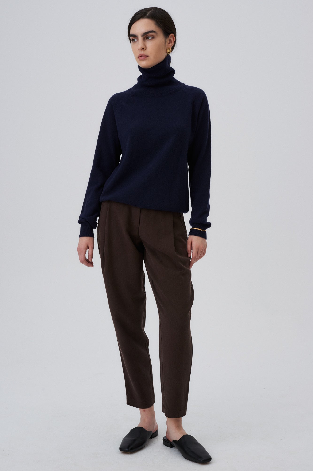 Spodnie z Tencelu / 05 / 04 / dark chocolate *kaszmirowy-sweter-16-13-night-blue* ?Modelka ma 172cm wzrostu i nosi rozmiar XS? | 