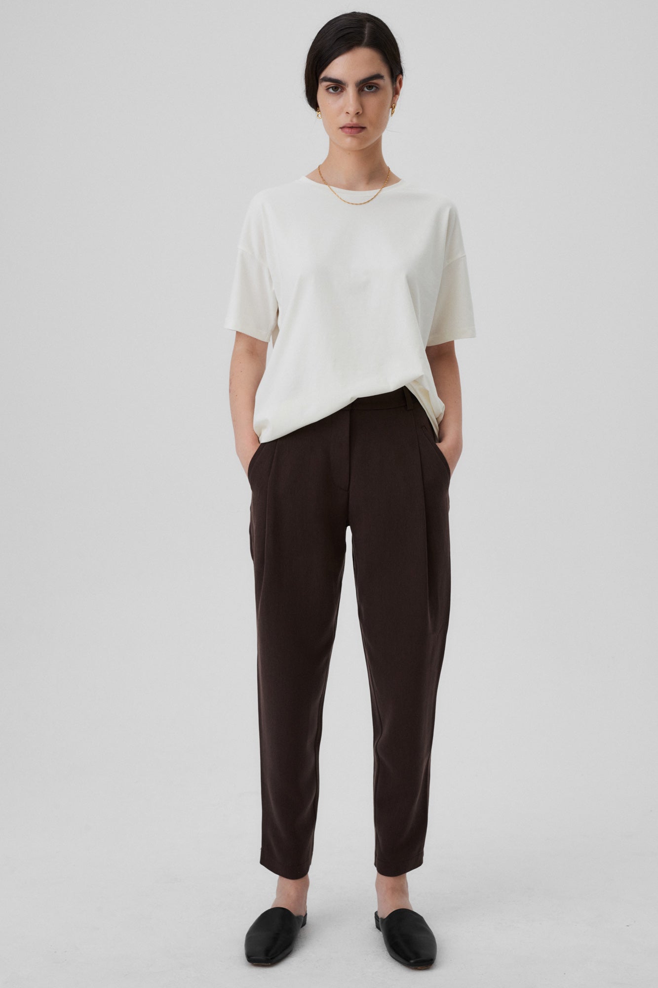Spodnie z Tencelu / 05 / 04 / dark chocolate *t-shirt-z-bawelny-organicznej-13-02-cream-white* ?Modelka ma 172cm wzrostu i nosi rozmiar XS? | 