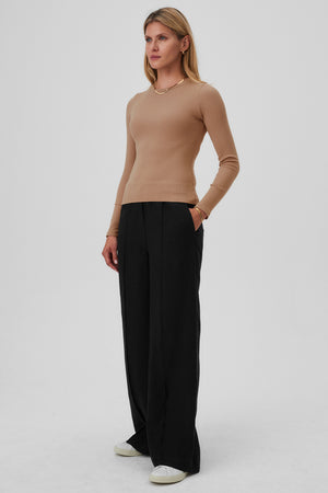 Spodnie z Tencelu™ i lnu / 05 / 14 / onyx black *longsleeve-z-bawelny-organicznej-14-01-coffee-cream* ?Modelka ma 177cm wzrostu i nosi rozmiar S? |