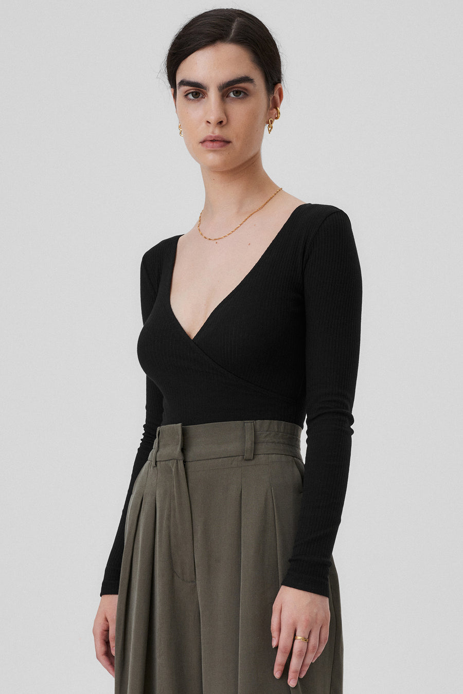 Body z bawełny organicznej / 01 / 06 / onyx black *spodnie-z-tencelu-05-02-grey-moss* ?Modelka ma 172cm wzrostu i nosi rozmiar XS? 