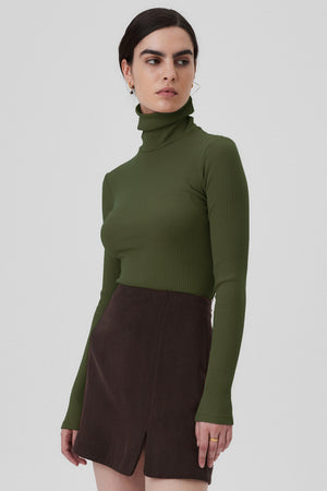 Golf z bawełny organicznej / 15 / 02 / olive garden *spodnica-z-tencelu-07-02-dark-chocolate* ?Modelka ma 172cm wzrostu i nosi rozmiar XS? |