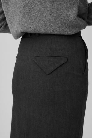 Spódnica z wełną / 07 / 04 / granite grey *kaszmirowy-sweter-16-13-grey-stone* ?Modelka ma 177cm wzrostu i nosi rozmiar S?