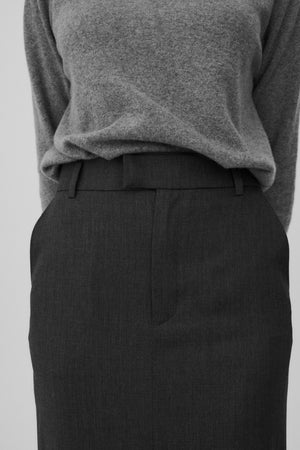 Spódnica z wełną / 07 / 04 / granite grey *kaszmirowy-sweter-16-13-grey-stone* ?Modelka ma 177cm wzrostu i nosi rozmiar S?