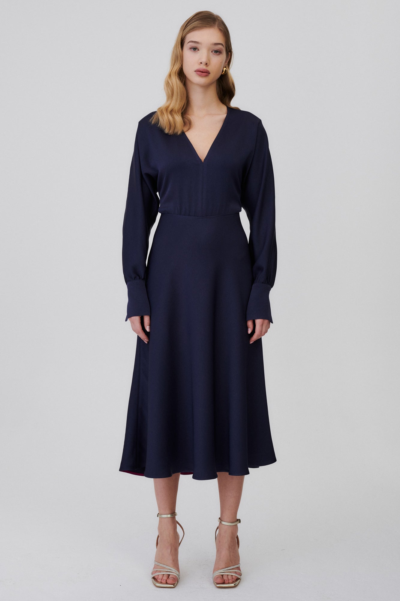 Sukienka z acetatu / 03 / 12 / night blue ** ?Modelka ma 177cm wzrostu i nosi rozmiar S?