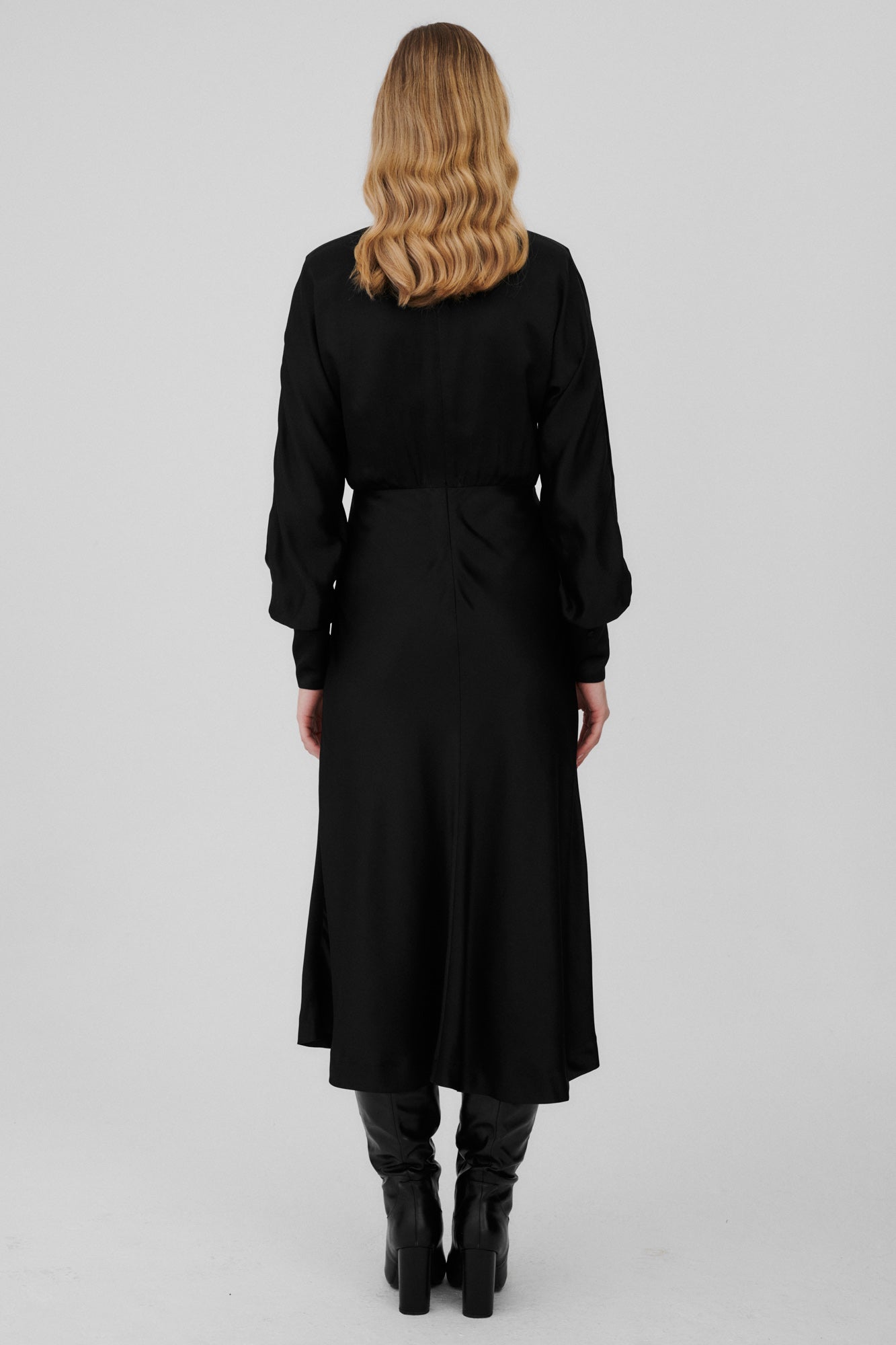 Sukienka z wiskozy / 03 / 12 / onyx black ** ?Modelka ma 177cm wzrostu i nosi rozmiar S?