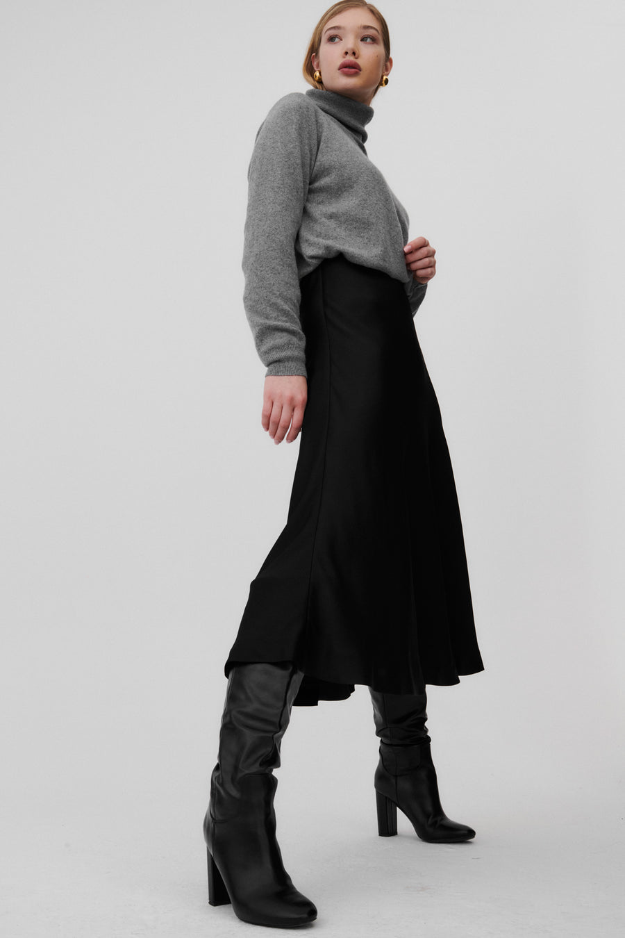 Sukienka z wiskozy / 03 / 12 / onyx black *kaszmirowy-sweter-16-13-grey-stone* ?Modelka ma 177cm wzrostu i nosi rozmiar S?