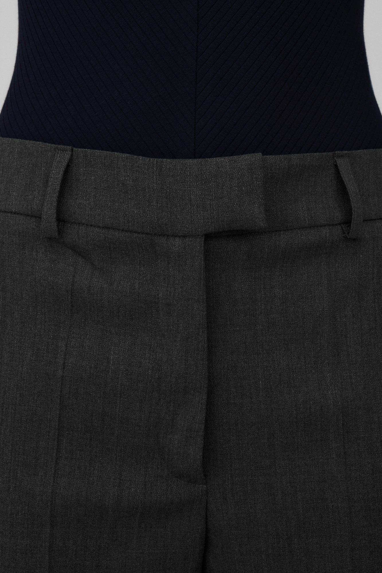Spodnie z wełną / 05 / 15 / granite grey *body-z-bawelny-organicznej-01-34-night-blue* ?Modelka ma 176cm wzrostu i nosi rozmiar S?