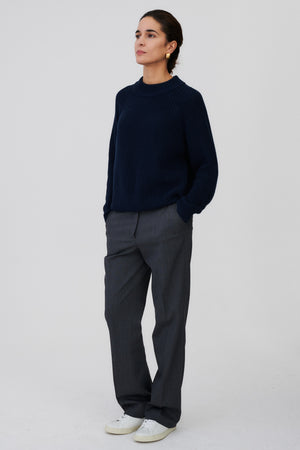 Spodnie z wełną / 05 / 15 / granite grey *sweter-z-bawelny-organicznej-16-07-night-blue* ?Modelka ma 176cm wzrostu i nosi rozmiar S?