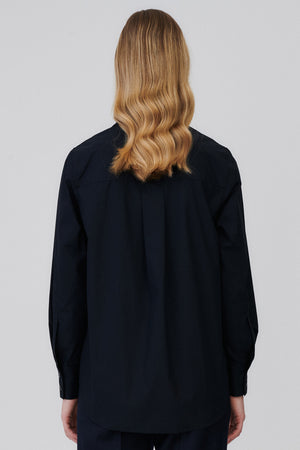 Koszula z bawełny organicznej / 12 / 06 / onyx black *spodnie-z-lyocellu-05-02-blueberry* ?Modelka ma 177cm wzrostu i nosi rozmiar S?