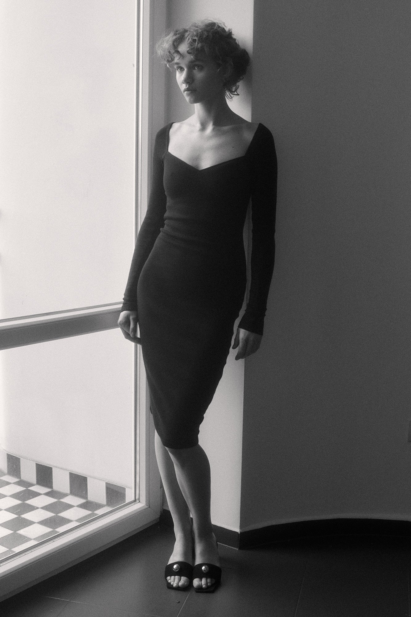 Sukienka z bawełny organicznej / 02 / 26 / onyx black ?Modelka ma 172 cm wzrostu i nosi rozmiar XS? |VALENTINE'S DAY