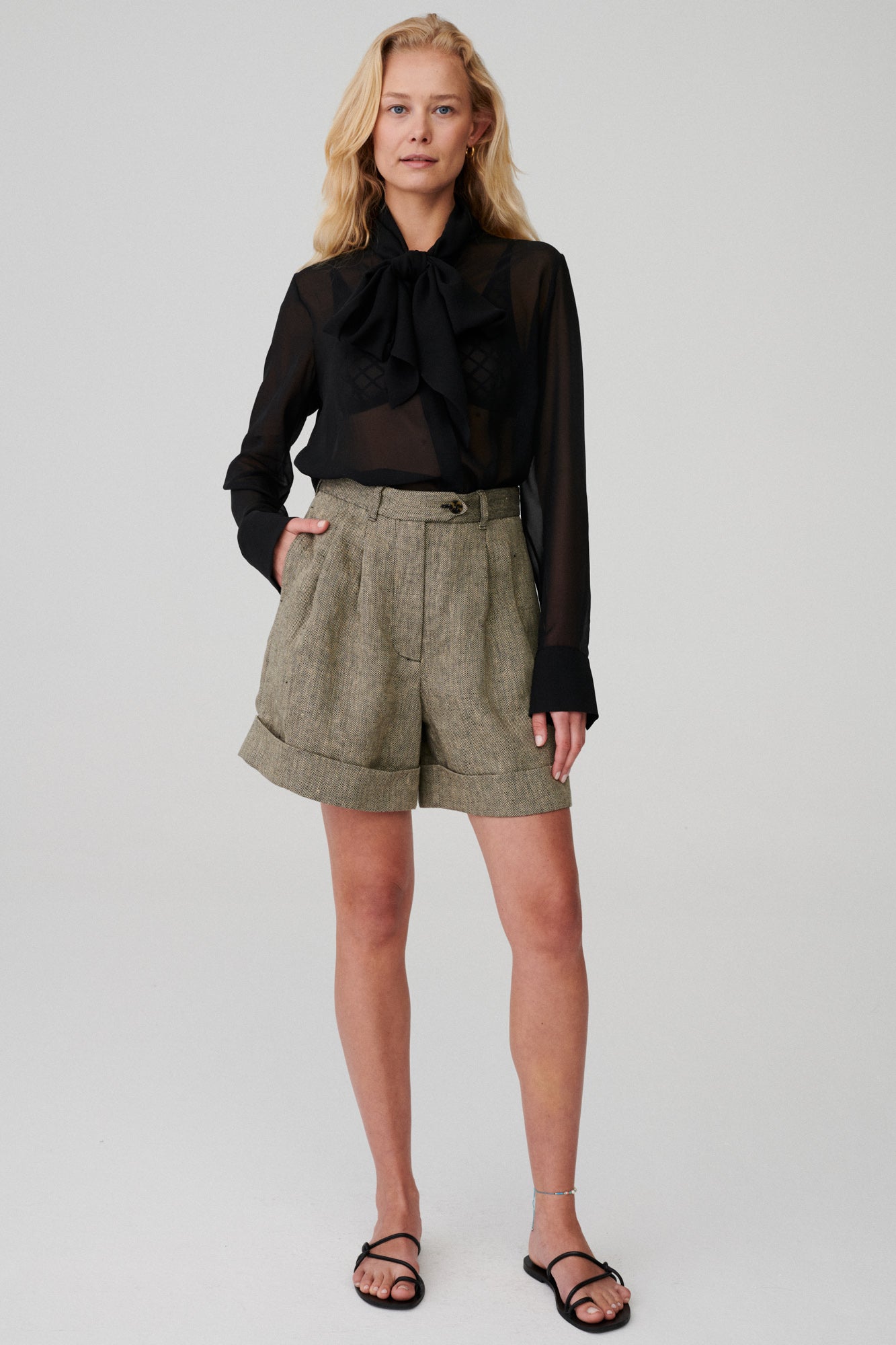 Szorty z lnu / 09 / 07 / pine cone *koszula-z-jedwabiu-12-07-onyx-black* ?Modelka ma 173 cm wzrostu i nosi rozmiar S?