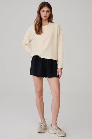 Szorty z cupro / 09 / 08 / graphite *bluza-z-bawelny-14-04-unbleached* ?Modelka ma 177 cm wzrostu i nosi rozmiar s?