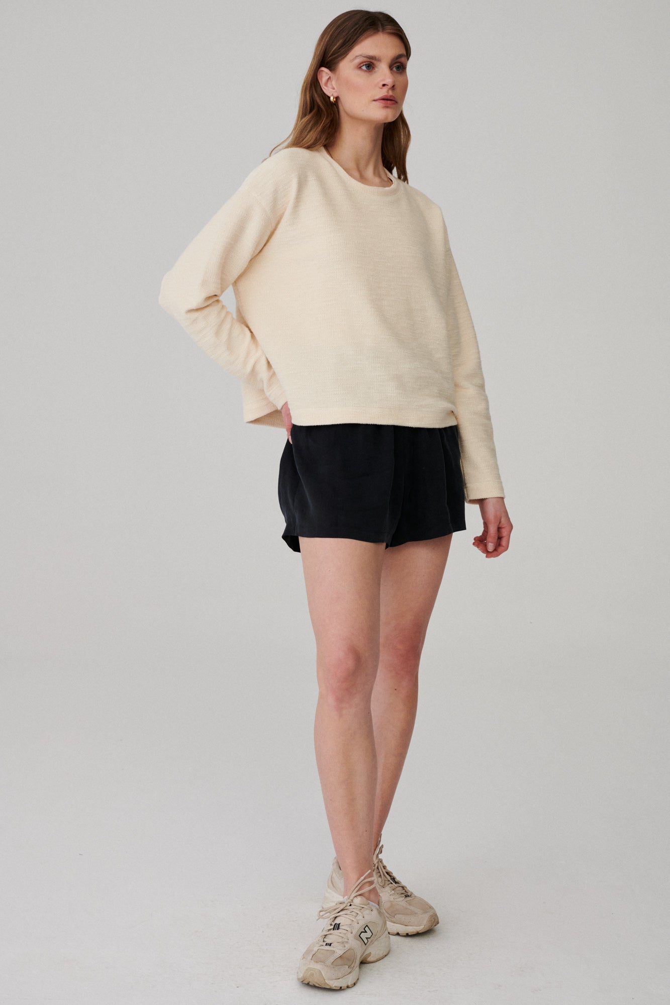 Bluza z bawełny / 14 / 04 / unbleached *szorty-z-cupro-09-08-graphite* ?Modelka ma 177cm wzrostu i nosi rozmiar XS/S? |