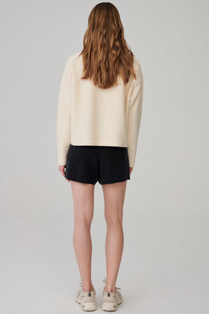 Szorty z cupro / 09 / 08 / graphite *bluza-z-bawelny-14-04-unbleached* ?Modelka ma 177 cm wzrostu i nosi rozmiar s?