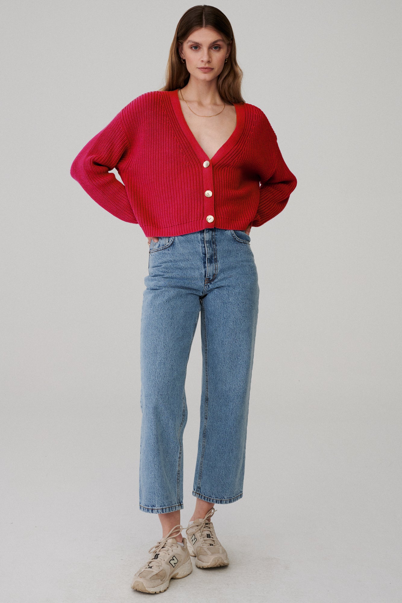 Kardigan z bawełny organicznej / 16 / 06 / orchid red / guziki srebrny *spodnie-jeansowe-z-bawelna-z-recyklingu-05-12-light-indigo* ?Modelka ma 177 cm i nosi rozmiar XS/S?