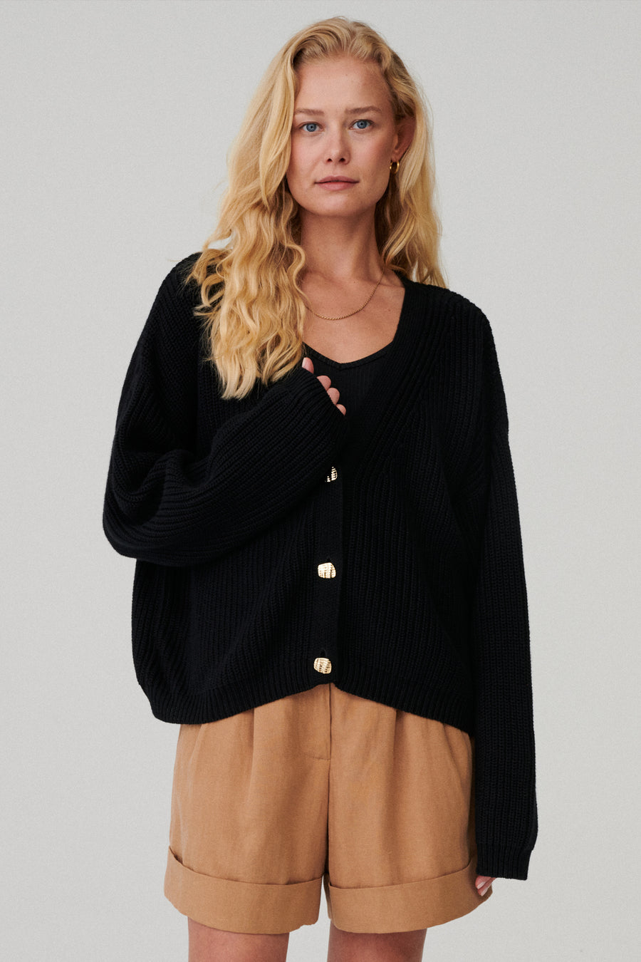  Kardigan z bawełny organicznej / 16 / 06 / onyx black / guziki złota fala *szorty-z-tencelu-i-lnu-09-07-savanna* ?Modelka ma 173 cm wzrostu i nosi rozmiar XS/S?