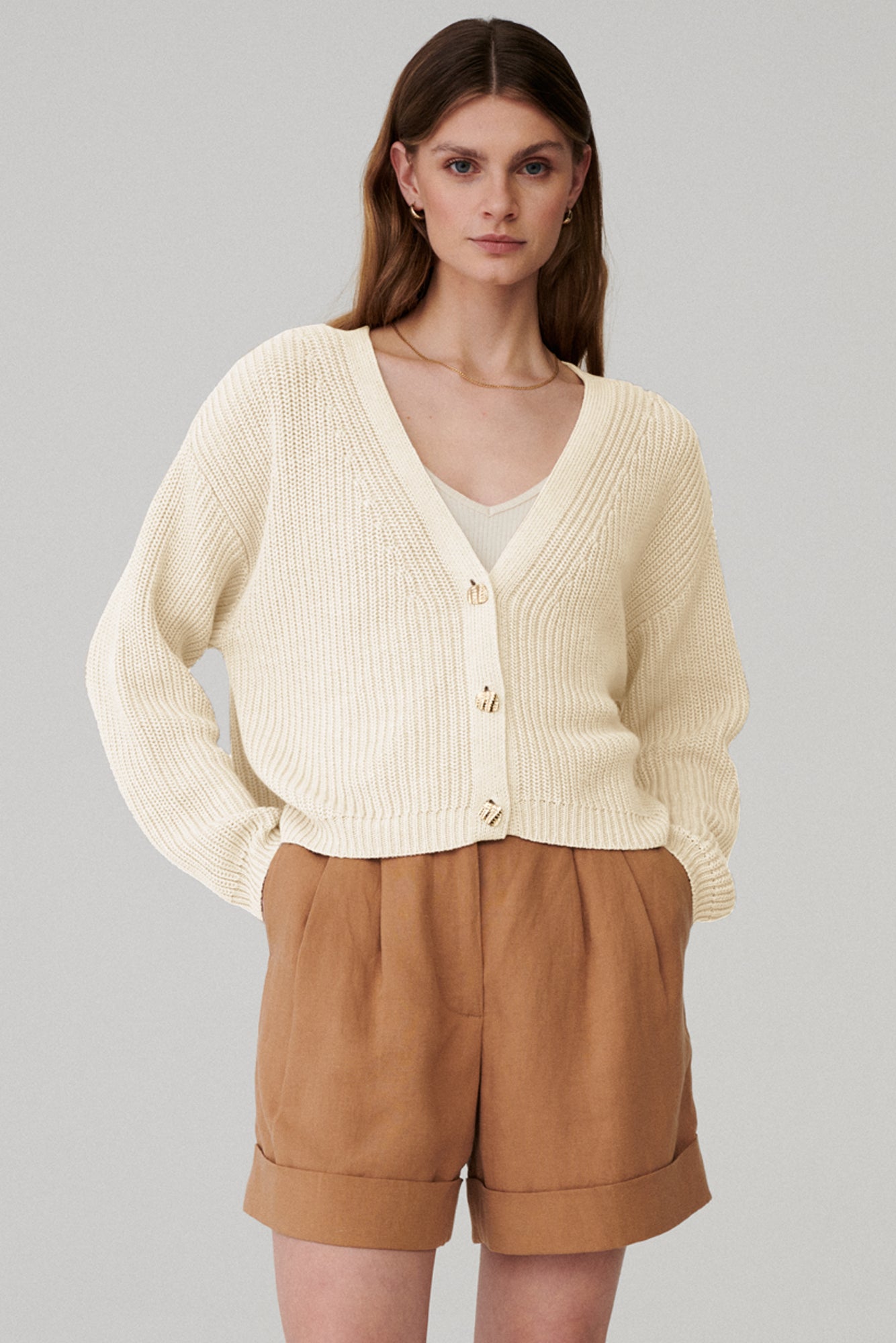 Kardigan z bawełny organicznej / 16 / 06 / cream white / guziki złota fala *szorty-z-tencelu-i-lnu-09-07-savanna*?Modelka ma 177 cm wzrostu i nosi rozmiar XS/S?