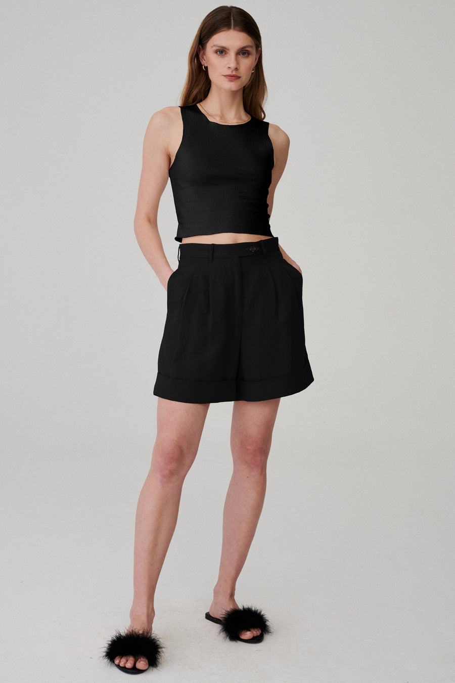 Top z bawełny organicznej / 10 / 02 / onyx black *szorty-z-lnu-i-tencelu-09-07-onyx-black*?Modelka ma 177 cm wzrostu i nosi rozmiar S?