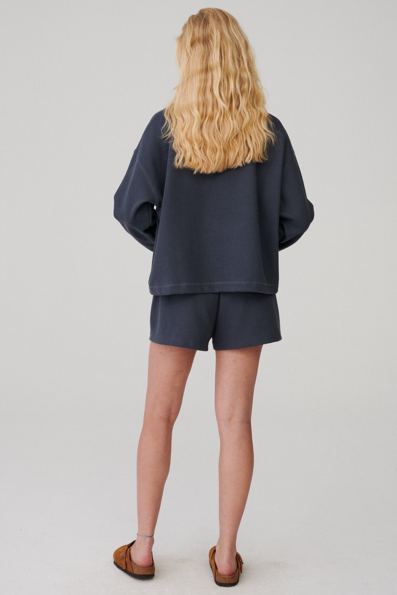 Bluza z bawełny / 14 / 04 / blue graphite *szorty-z-bawelny-09-09-blue-graphite*?Modelka ma 173cm wzrostu i nosi rozmiar XS/S? |