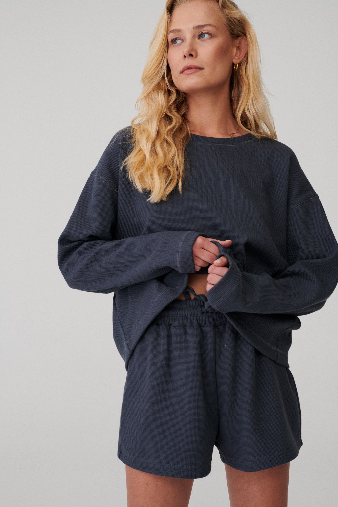 Szorty z bawełny / 09 / 09 / blue graphite *bluza-z-bawelny-14-04-blue-graphite* ?Modelka ma 173cm wzrostu i nosi rozmiar XS/S? |